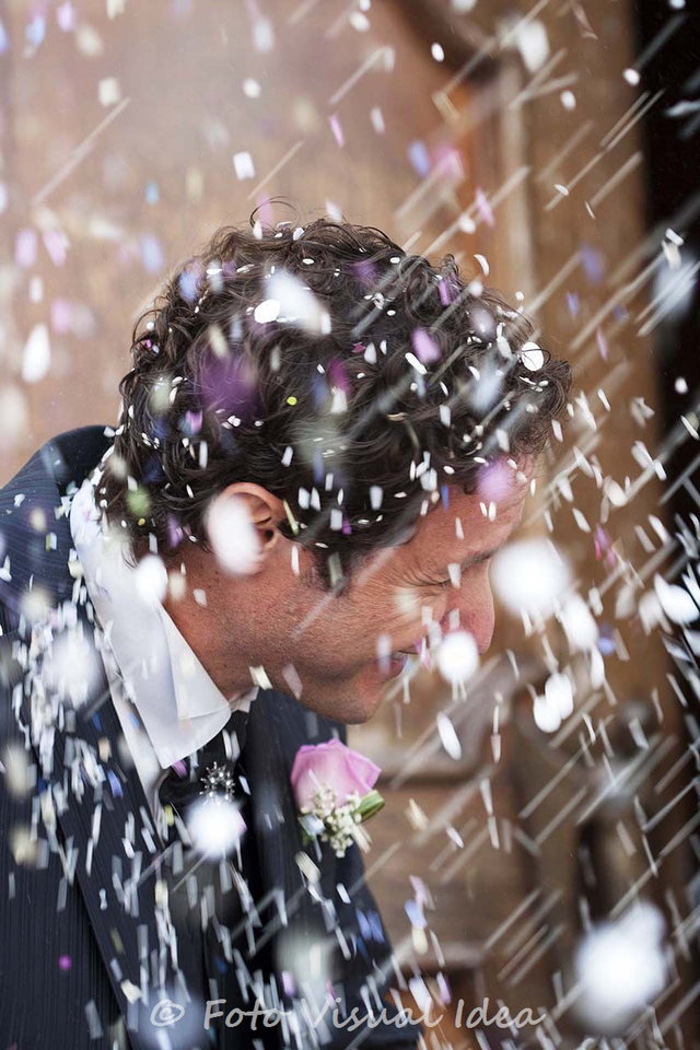 L'uscita: fotografia 13 di 15. Reportage di matrimonio di Michela Mazzorana.